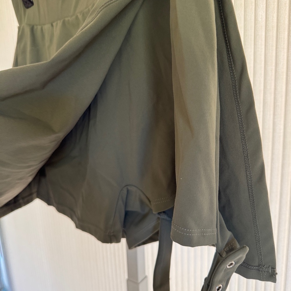 Halara High Waisted 2-in-1 Pocket Adjustable Leg Buckle Skirt NWT Medium Green - Picture 5 of 6